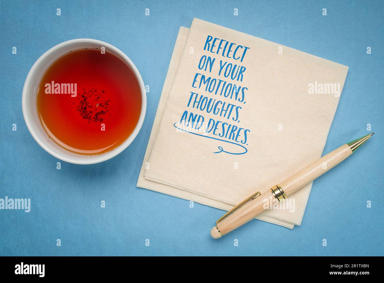 rifletta sulle vostre emozioni, pensieri e desideri - consiglio di ispirazione, calligrafia su un tovagliolo, concetto di sviluppo personale Foto Stock