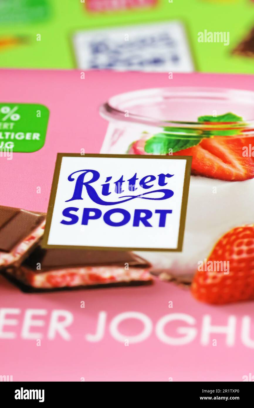 Viersen, Germania - Maggio 9. 2023: Primo piano della barra di cioccolato Ritter Sport Strawberry yogurt Foto Stock