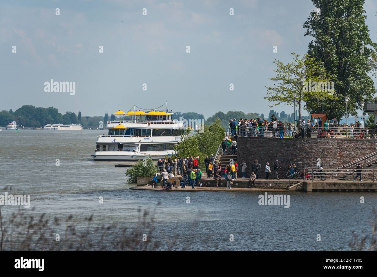 Bingen am Rhein, Germania. 15th maggio, 2023. Gli spettatori della passeggiata lungo il Reno sono lieti di vedere arrivare gli U-Boot. Il percorso completo dura diverse settimane e conduce attraverso il mare, le strade e i fiumi al Museo Speyer Technik, dove sarà esposto prima del suo trasporto finale a Sinsheim. Credit: Gustav Zygmund/Alamy News Foto Stock