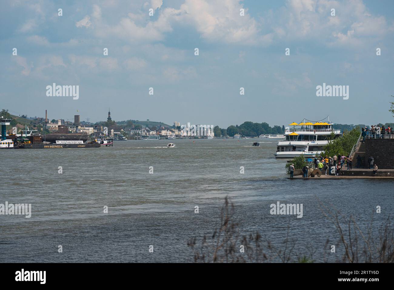 Bingen am Rhein, Germania. 15th maggio, 2023. Gli spettatori stanno uscendo mentre l'U-Boot è già passato. Il percorso completo dura diverse settimane e conduce attraverso il mare, le strade e i fiumi al Museo Speyer Technik, dove sarà esposto prima del suo trasporto finale a Sinsheim. Credit: Gustav Zygmund/Alamy News Foto Stock