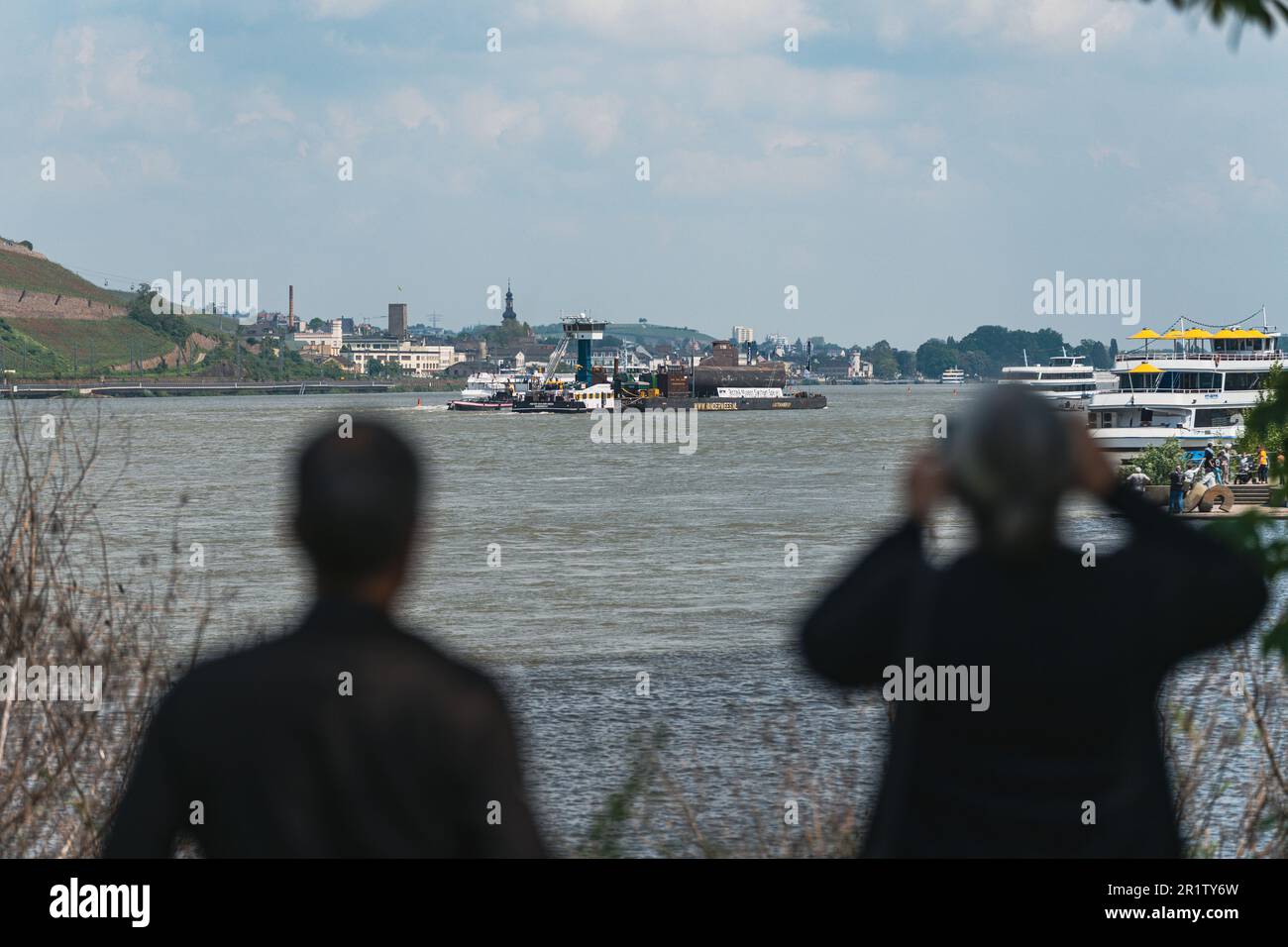 Bingen am Rhein, Germania. 15th maggio, 2023. Persone che guardano, scattando foto come il sommergibile scompare all'orizzonte. Molti degli spettatori che sono arrivati più tardi non sono stati così fortunati, come la U-Boot ha attraversato la città 80 minuti prima del programma. Il percorso completo dura diverse settimane e conduce attraverso il mare, le strade e i fiumi al Museo Speyer Technik, dove sarà esposto prima del suo trasporto finale a Sinsheim. Credit: Gustav Zygmund/Alamy News Foto Stock