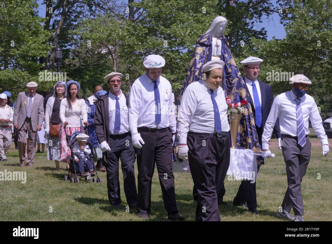 La processione all'inizio di un servizio coronato di maggio a Flushing Meadows Corona Park a Queens, New York. Foto Stock