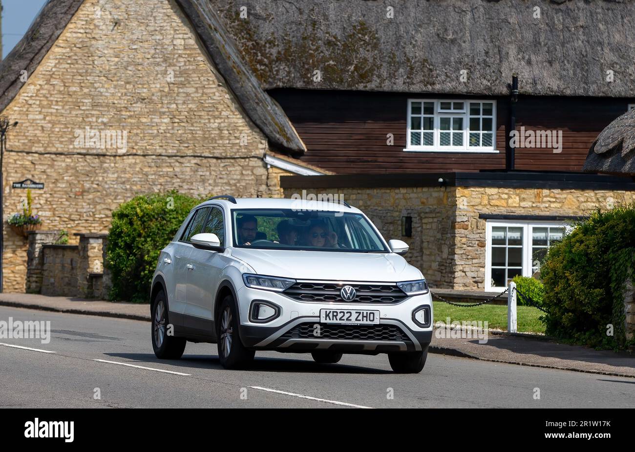 Stoke Goldington, Northants, Regno Unito - Maggio 14th 2023. 2022 VOLKSWAGEN T-ROC LIFE TSI S-A guidando attraverso un villaggio inglese Foto Stock