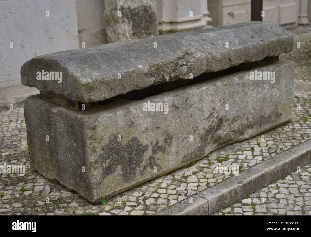 Tomba, secoli 12th-13th. Provenienza sconosciuta. Museo Archeologico di Carmo. Lisbona, Portogallo. Foto Stock
