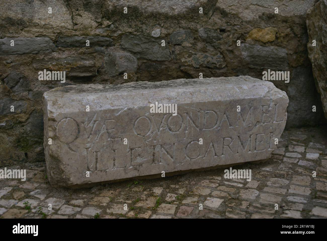 Frammento di una lapide, secoli 16th-17th. Chiesa di Carmo (Lisbona). Museo Archeologico di Carmo. Lisbona, Portogallo. Foto Stock