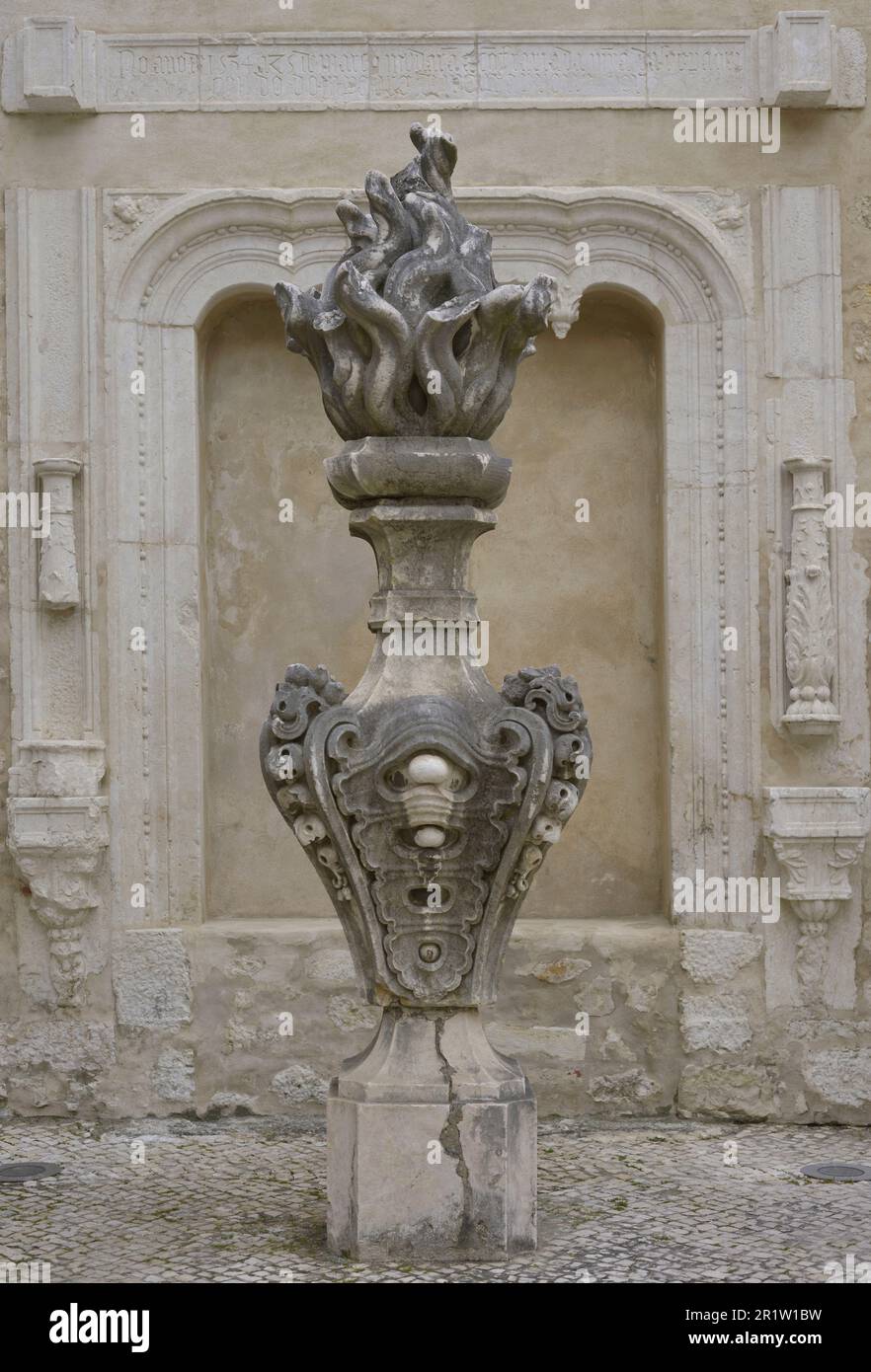 Ornamento a forma di fiamma, 18th ° secolo. Dalla Basilica da Estrela (Lisbona). Museo Archeologico di Carmo. Lisbona, Portogallo. Foto Stock