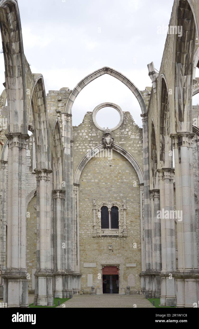 Museo Archeologico di Carmo. Fondata nel 1864 da Joaquim Possidonio da Silva (1806-1896), è ospitata nelle rovine dell'ex Convento di Carmo (Convento do Carmo), il più importante tempio gotico della città fino a quando non fu distrutta da un terremoto nel 1755. Resti del convento. Lisbona, Portogallo. Foto Stock