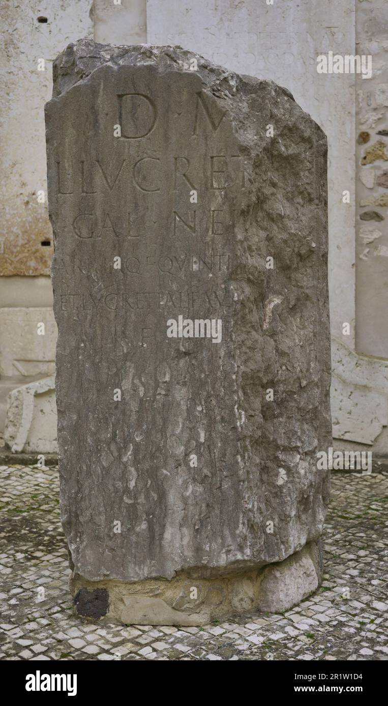 Cippo funerario di Lucius Lucrezio Nepos, 2nd ° secolo d.C. Da Lisbona. Museo Archeologico di Carmo. Lisbona, Portogallo. Foto Stock