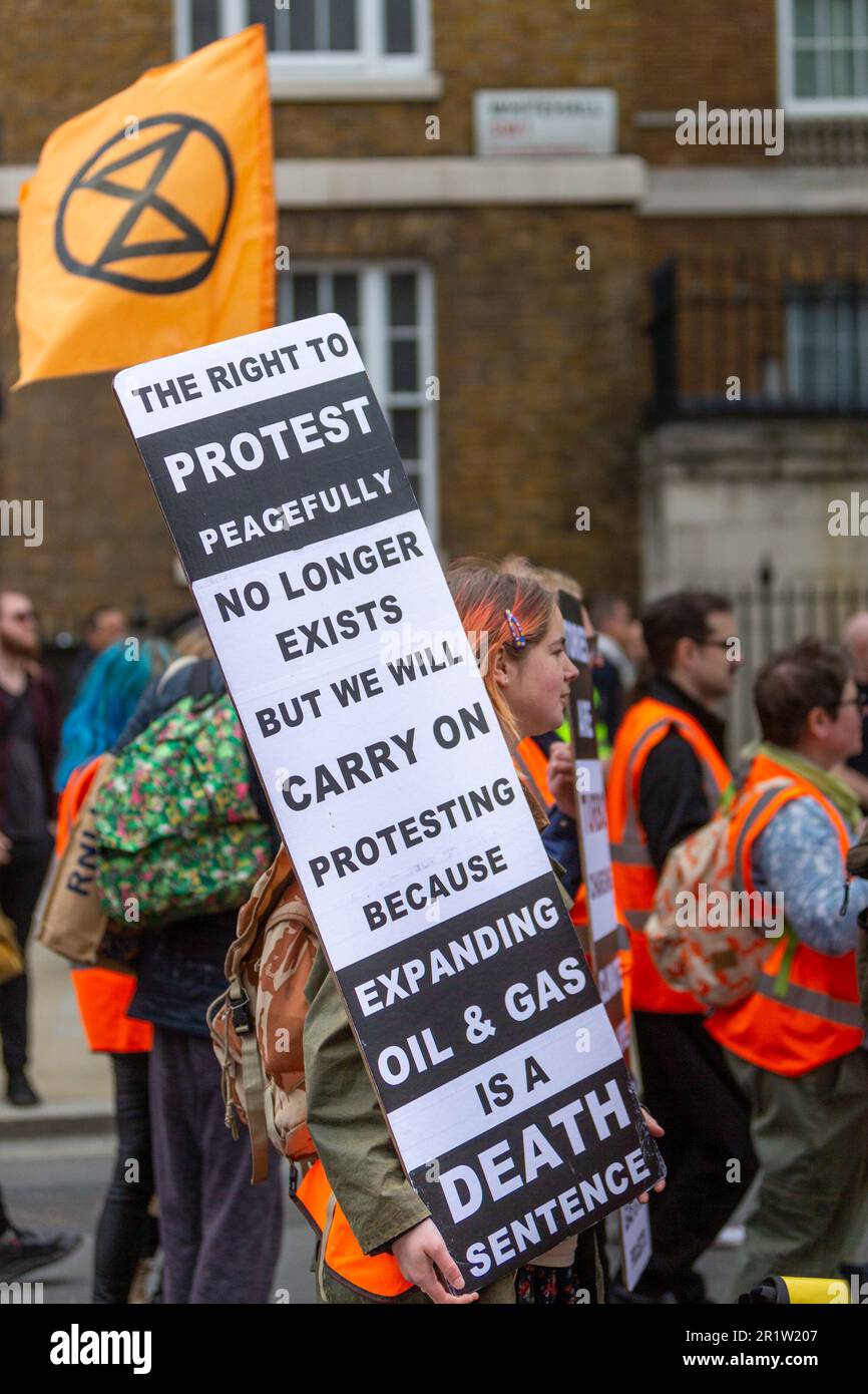 Londra, Regno Unito. 13 maggio 2023. Membri della Just Stop Oil Slow march a Westminster. La lenta marcia fa parte della disobbedienza civile in corso per esercitare pressioni sul governo britannico affinché ponga fine a tutte le nuove autorizzazioni e licenze per il petrolio e il gas. Abdullah Bailey/Alamy Live News Foto Stock