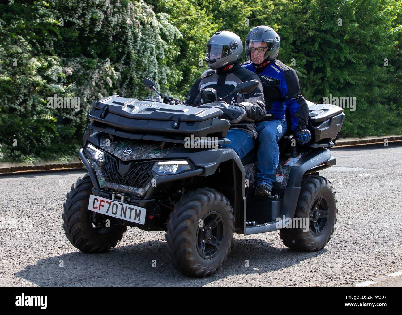 Stoke Goldington, Northants, Regno Unito - Maggio 14th 2023. 2021 CFMOTO CFORCE 625 GIRO in quad guida attraverso un villaggio inglese Foto Stock
