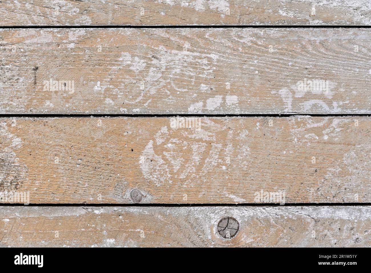 Pannelli di legno in cantiere sporchi di polvere di cemento bianco, impronte visibili, vista dall'alto Foto Stock