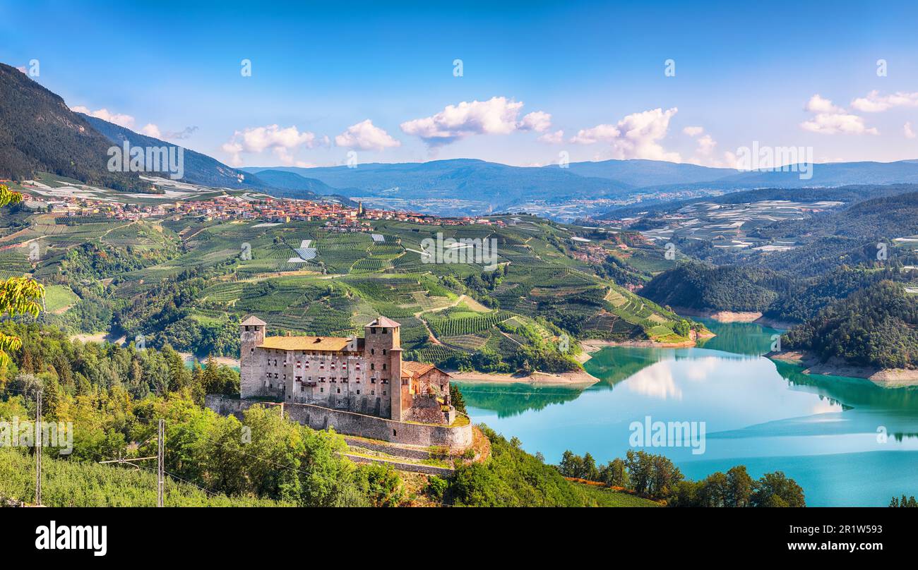 Splendida vista sul castello di Cles, sul lago di Santa Giustina e su numerose piantagioni di mele. Ubicazione: Cles, Trentino-Alto Adige, Italia, Europa Foto Stock