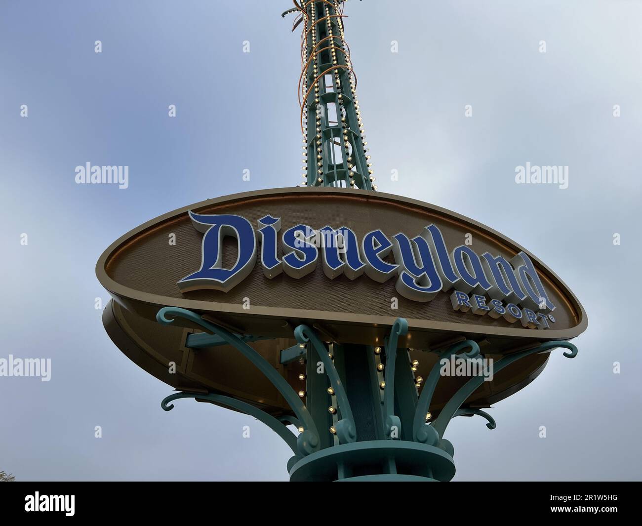 Stati Uniti. 09th Apr, 2023. Insegna d'ingresso a Disneyland sotto un cielo nuvoloso con pali in metallo e segnaletica elettronica, Anaheim, California, 9 aprile 2023. (Foto di Smith Collection/Gado/Sipa USA) Credit: Sipa USA/Alamy Live News Foto Stock