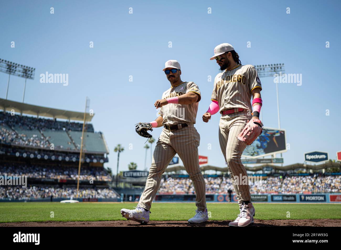San Diego Padres il fielder destro Fernando tatis Jr. (23) e il fielder centrale Trent Grisham (1) tornano al dugout durante una partita di MLB contro Los Ang Foto Stock