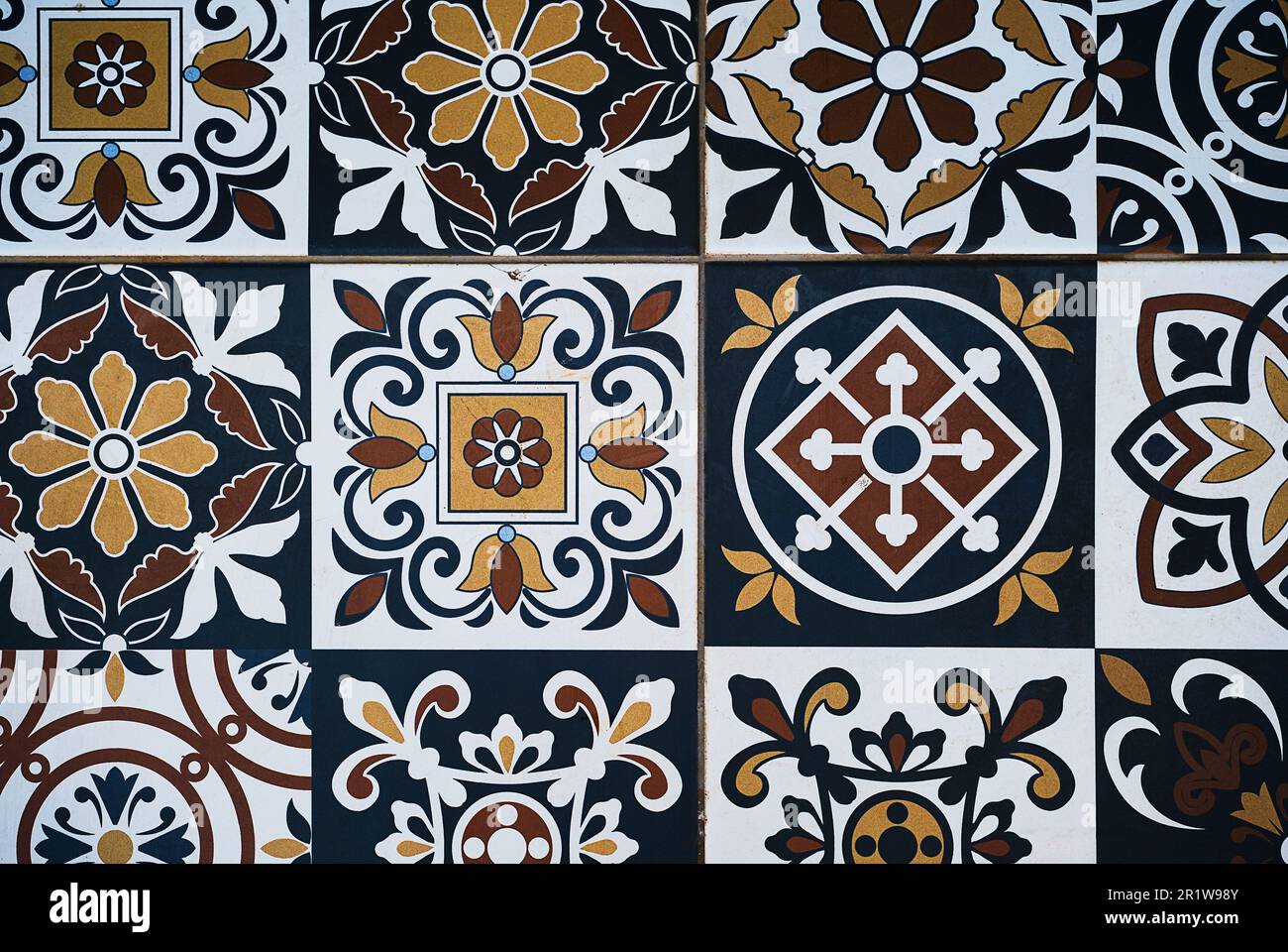 Mosaico di vecchie piastrelle, ideale per l'arte e artigianato sfondo, modello in stile orientale. Il concetto di decorazione di una stanza o della carta da parati per la pubblicità Foto Stock