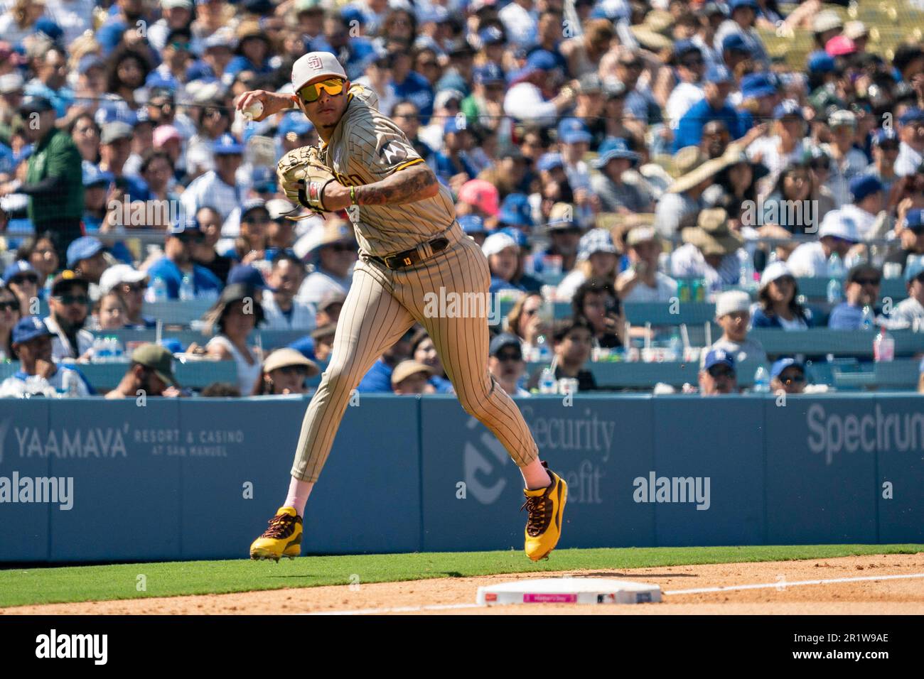 San Diego Padres terzo baseman Manny Machado (13) getta alla prima base durante una partita di MLB contro i Los Angeles Dodgers, domenica 14 maggio 2023, al DoD Foto Stock