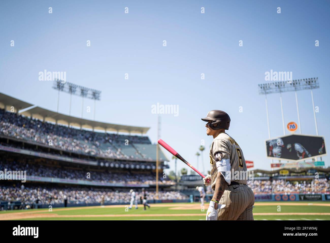 San Diego Padres terzo baseman Manny Machado (13) cammina a pipistrello durante una partita di MLB contro i Los Angeles Dodgers, domenica 14 maggio 2023, a Dodger Stad Foto Stock
