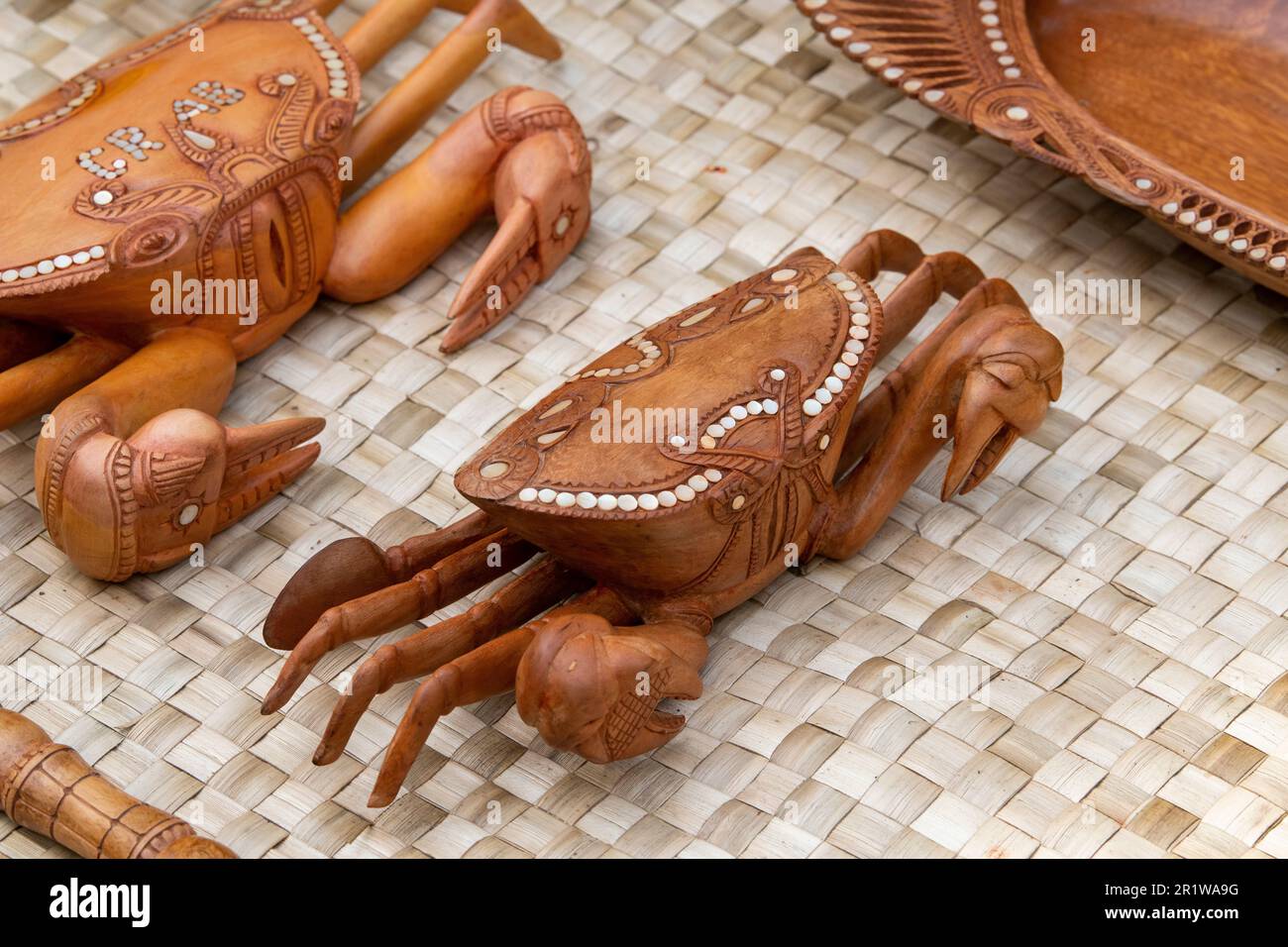 Papua Nuova Guinea, Isole Trobriand, Provincia di Milne Bay, Isola di Kuiawa, anche nota come Kuyau. Tradizionale granchio di legno intagliato a mano con inserto a conchiglia. Foto Stock