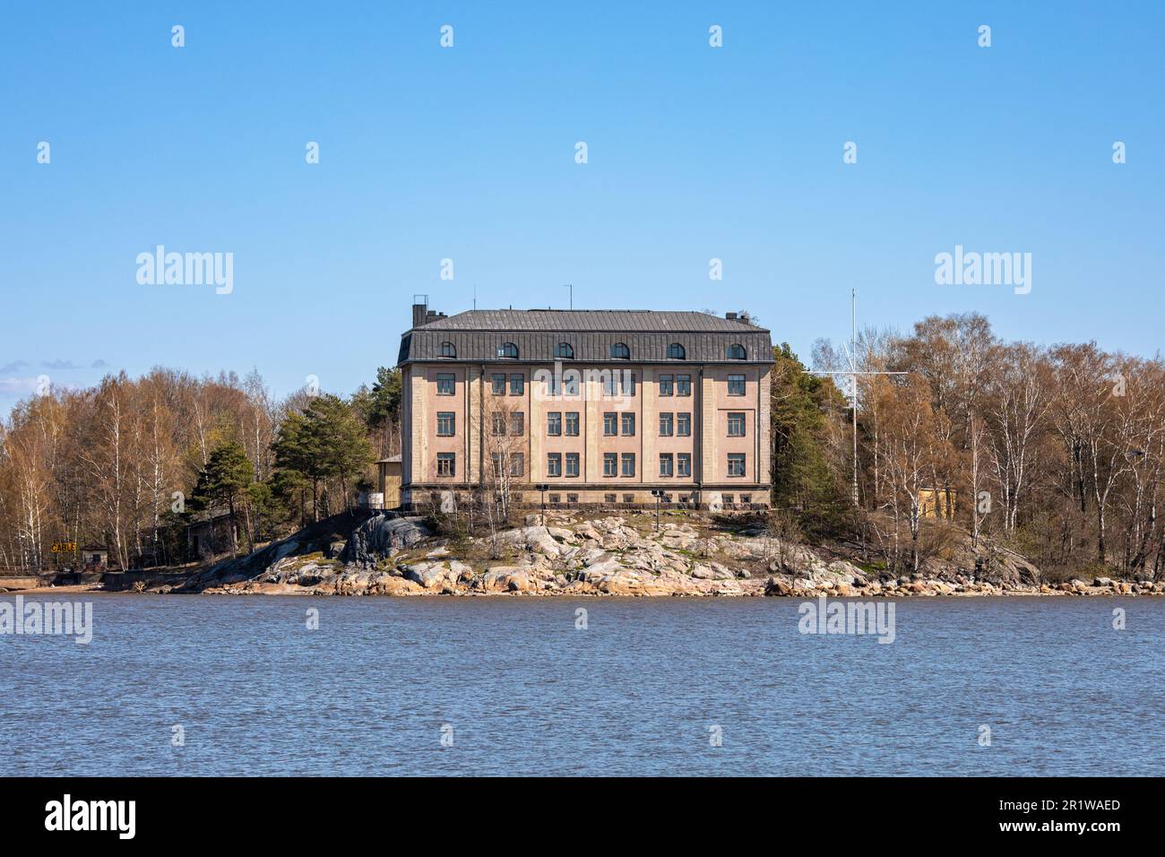 Vecchia stazione pilota in una giornata di sole primaverili a Hylkysaari, Helsinki, Finlandia Foto Stock