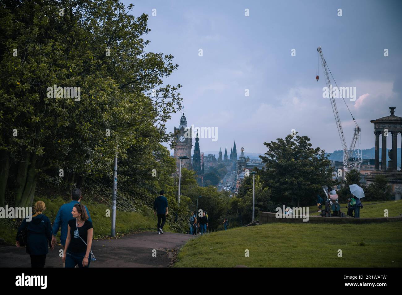 Cattura il fascino medievale di Edimburgo in splendide foto. Esplora l'architettura gotica, i monumenti storici e i vivaci festival. Foto Stock