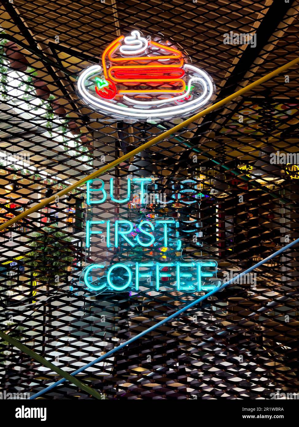 Ma prima caffè e torta. Una collezione di simboli dai colori luminosi che illuminano le bacheche con una colorata luce al neon per caffè, ristorante, motel o cocktail Foto Stock