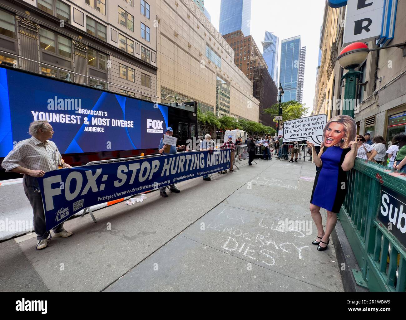 New York, Stati Uniti. 15th maggio, 2023. I manifestanti contro il picket Fox Network durante la fase iniziale del Fox Network, si sono tenuti all'esterno presso la sala da ballo Hammerstein di New York City, New York, USA, lunedì 15 maggio 2023. Credit: Jennifer Graylock/Alamy Live News Foto Stock