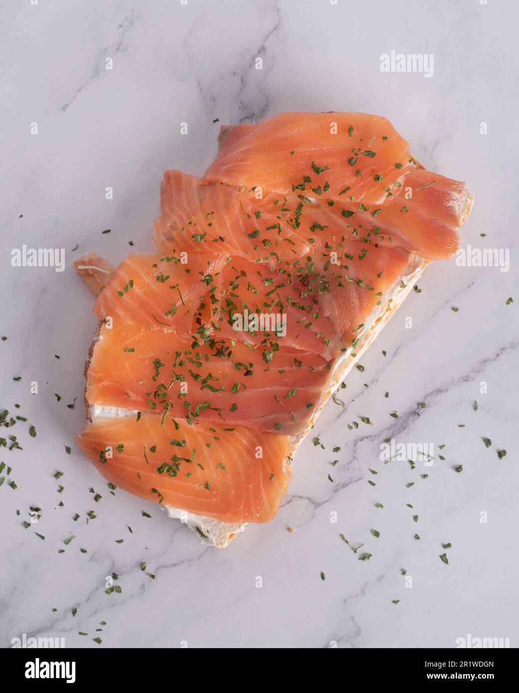 toast con formaggio spalmato e salmone affumicato Foto Stock