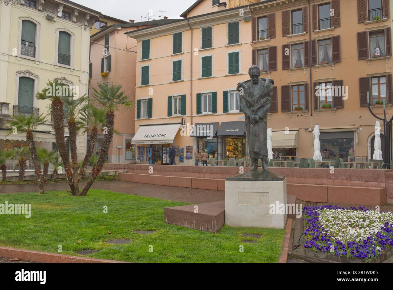 Salo, Italia - 24 aprile 2022: La statua dedicata allo statista Zanardelli nella piazza del paese Foto Stock