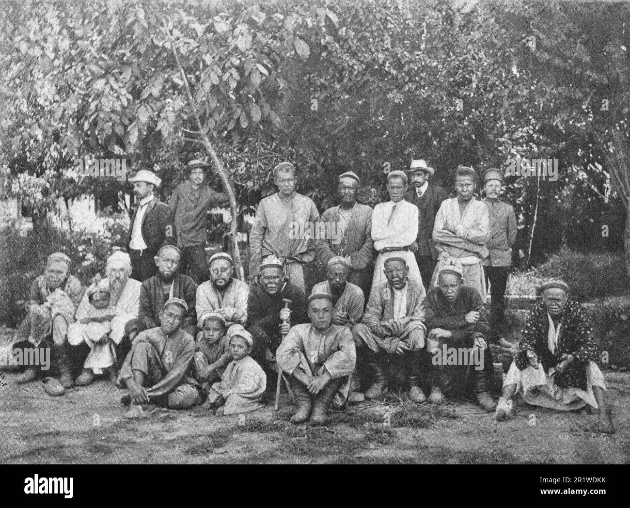 Un gruppo di lebbrosi a Tashkent. I dipendenti del 'corriere Turkestan' arrivati per ispezionare la colonia di lebbrosi indossano costumi europei. Foto dal 1910. Foto Stock