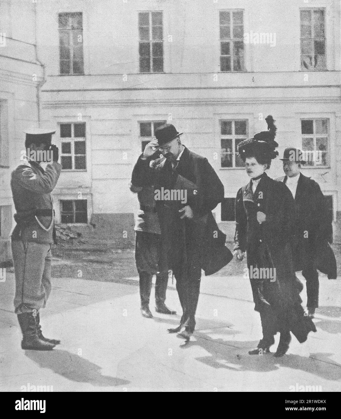 Arrivo di Anatoly Reinbot in tribunale. Foto scattata nel 1911. Foto Stock