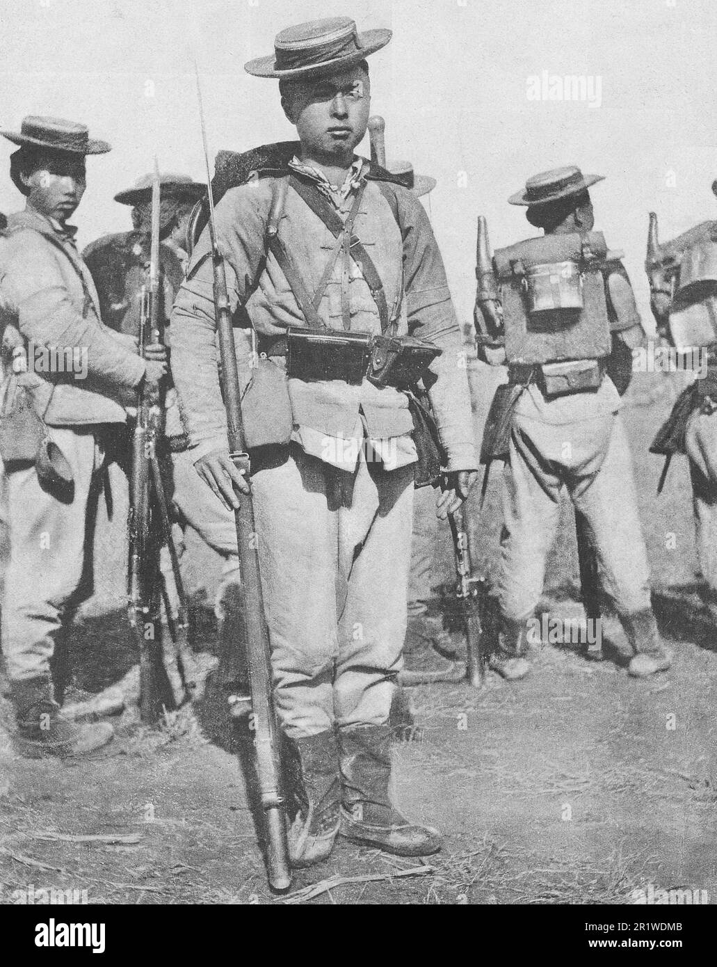Fantini cinesi in completo equipaggiamento da combattimento. Foto dal 1911. Foto Stock