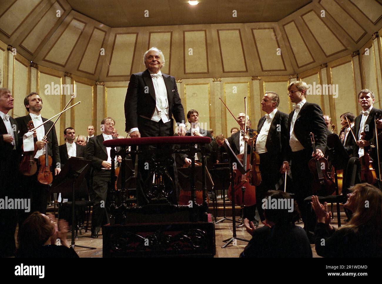 Lorin Maazel, direttore d'orchestra franco-americana, dopo una performance con l'Orchestra Filarmonica di Vienna al Teatro Colón, Buenos Aires, Argentina Foto Stock