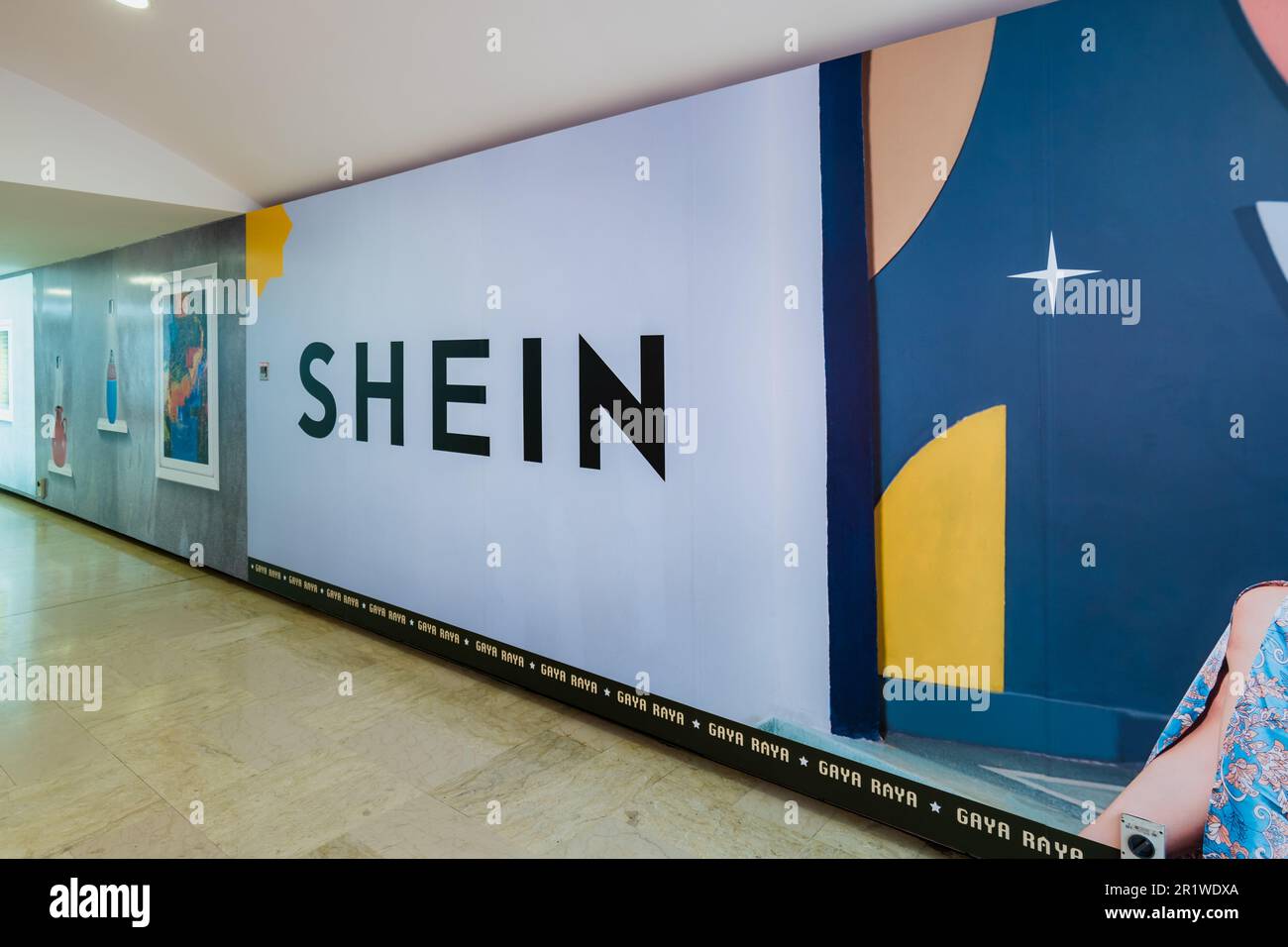 Kuala Lumpur, Malesia - Maggio 2023: Scheda pubblicitaria SHIN in un centro commerciale in Malesia. Shein è un rivenditore cinese di moda veloce online con sede a Singapore. Foto Stock