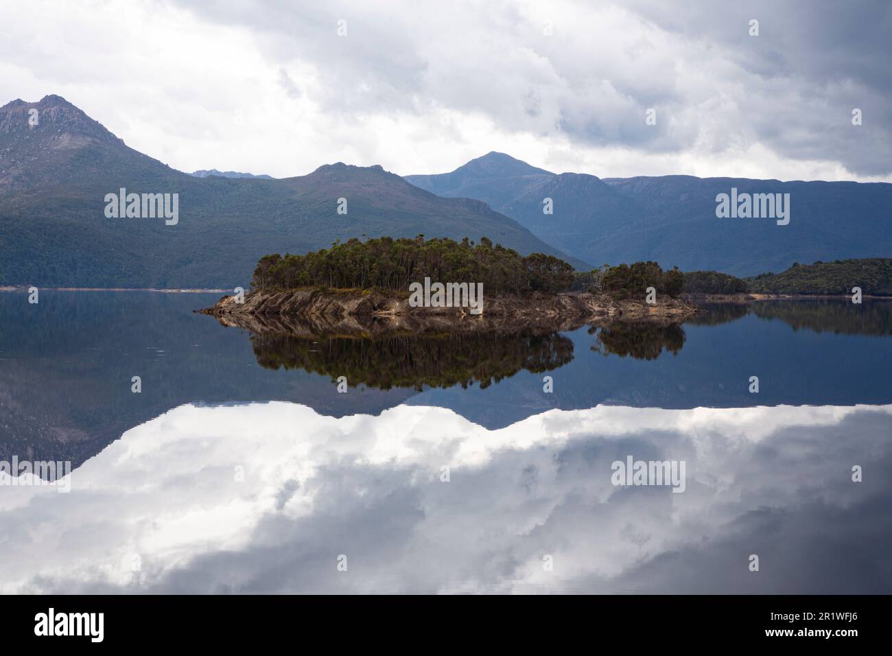 Riflessi calmi di cielo, nuvole e terra nel lago Burbury vicino Queenstown e nella zona patrimonio mondiale della Tasmania Foto Stock