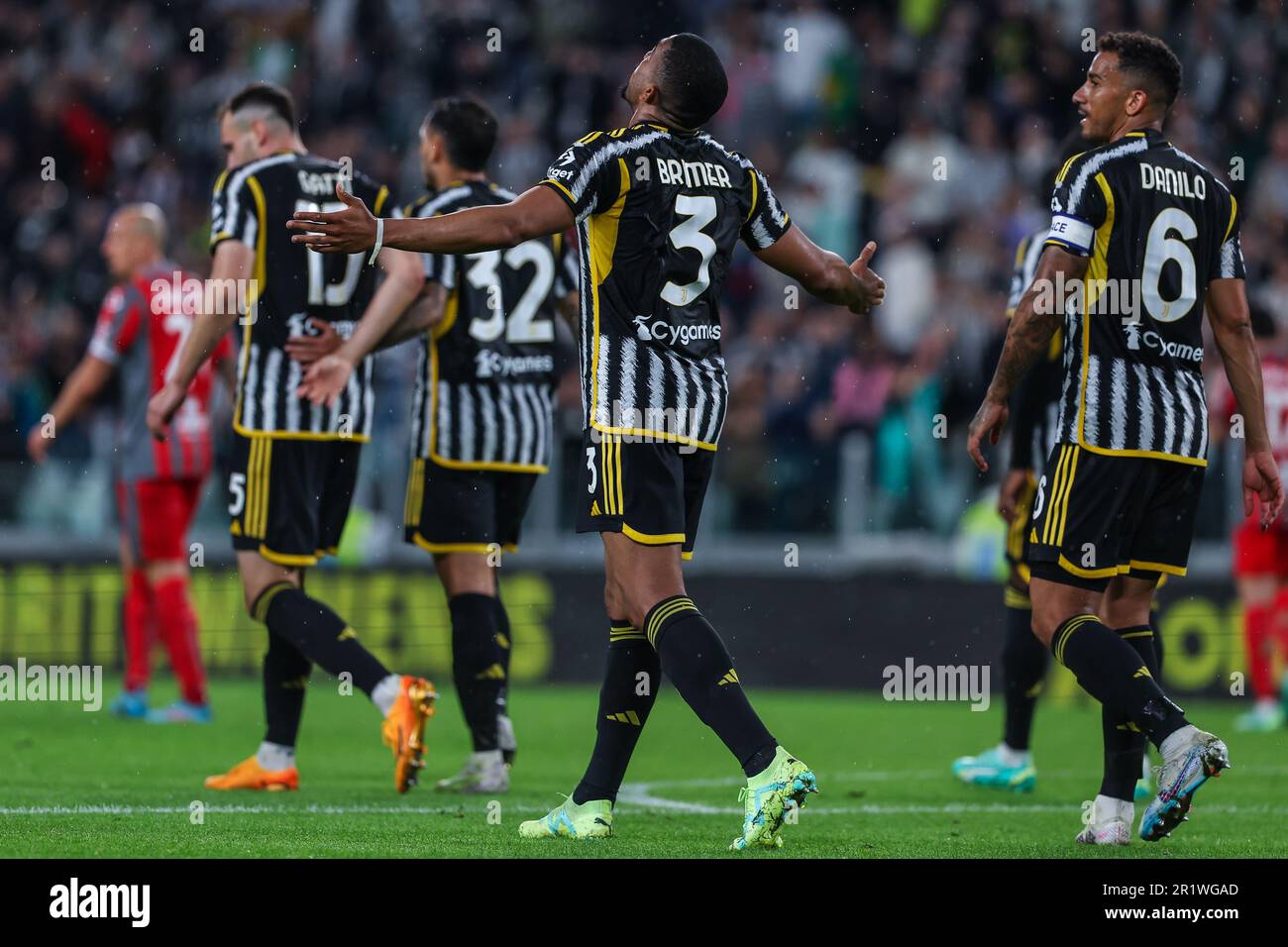 Torino, Italia. 14th maggio, 2023. Gleison Bremer della Juventus FC (C) festeggia durante la Serie Una partita di calcio del 2022/23 tra Juventus FC e US Cremonese allo stadio Allianz di Torino. (Foto di Fabrizio Carabelli/SOPA Images/Sipa USA) Credit: Sipa USA/Alamy Live News Foto Stock