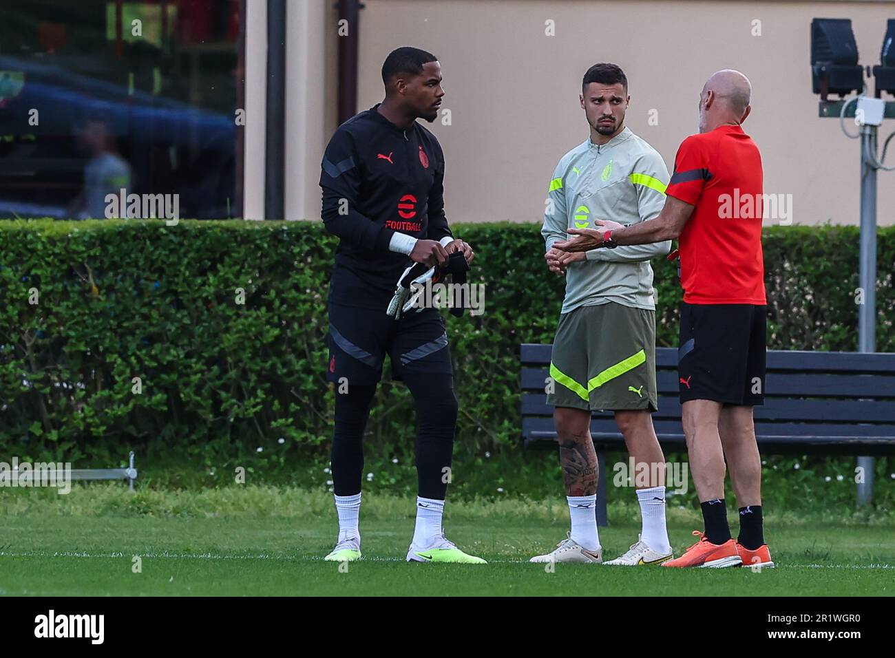 Milano, Italia. 15th maggio, 2023. Stefano Pioli Capo Coach dell'AC Milan (R) parla con Mike Maignan dell'AC Milan (L) e Rade Krunic dell'AC Milan (C) durante la sessione di allenamento dell'AC Milan al Milanello Sports Center, in vista della semifinale UEFA Champions League contro il FC Internazionale allo stadio di San Siro, Milano. Credit: SOPA Images Limited/Alamy Live News Foto Stock