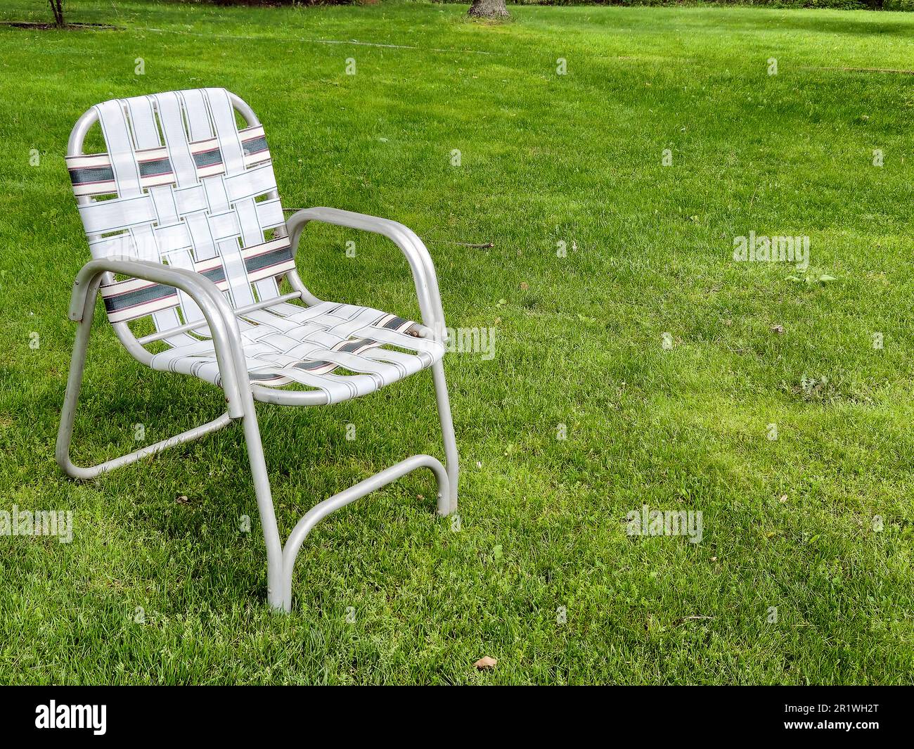 Sedia retrò pieghevole prato su erba verde Foto Stock