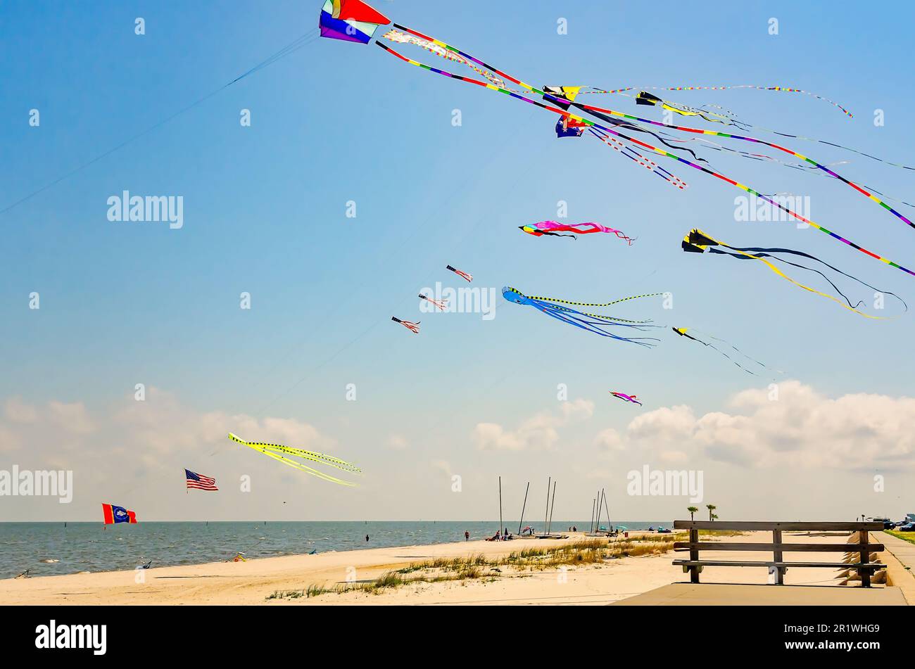 Aquiloni colorati volano sulla spiaggia, 13 maggio 2023, a Long Beach, Mississippi. Long Beach è una città sul mare situata sulla costa del Golfo del Mississippi. Foto Stock