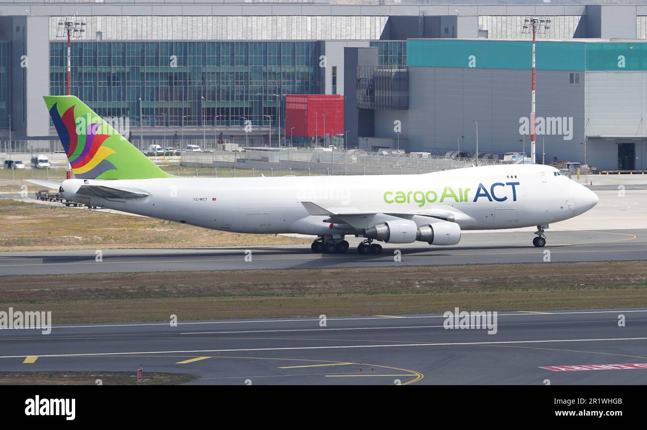 ISTANBUL, TURKIYE - 06 AGOSTO 2022: ACT Airlines Boeing 747-412FSCD (26559) che atterra all'aeroporto internazionale di Istanbul Foto Stock