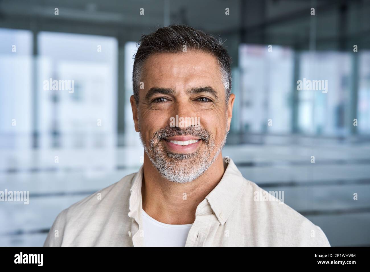 Ritratto di un uomo d'affari medio-vecchio e sicuro in ufficio Foto Stock