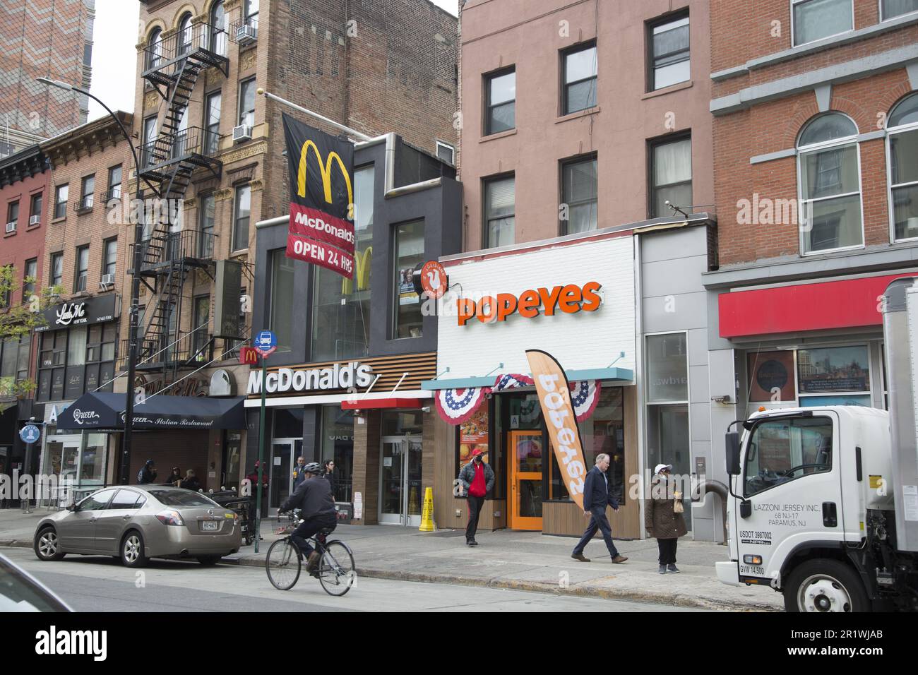 I ristoranti fast food sono dei punti di ristoro in America, come si vede con questi due ristoranti in Court Street a Brooklyn, New York. Foto Stock