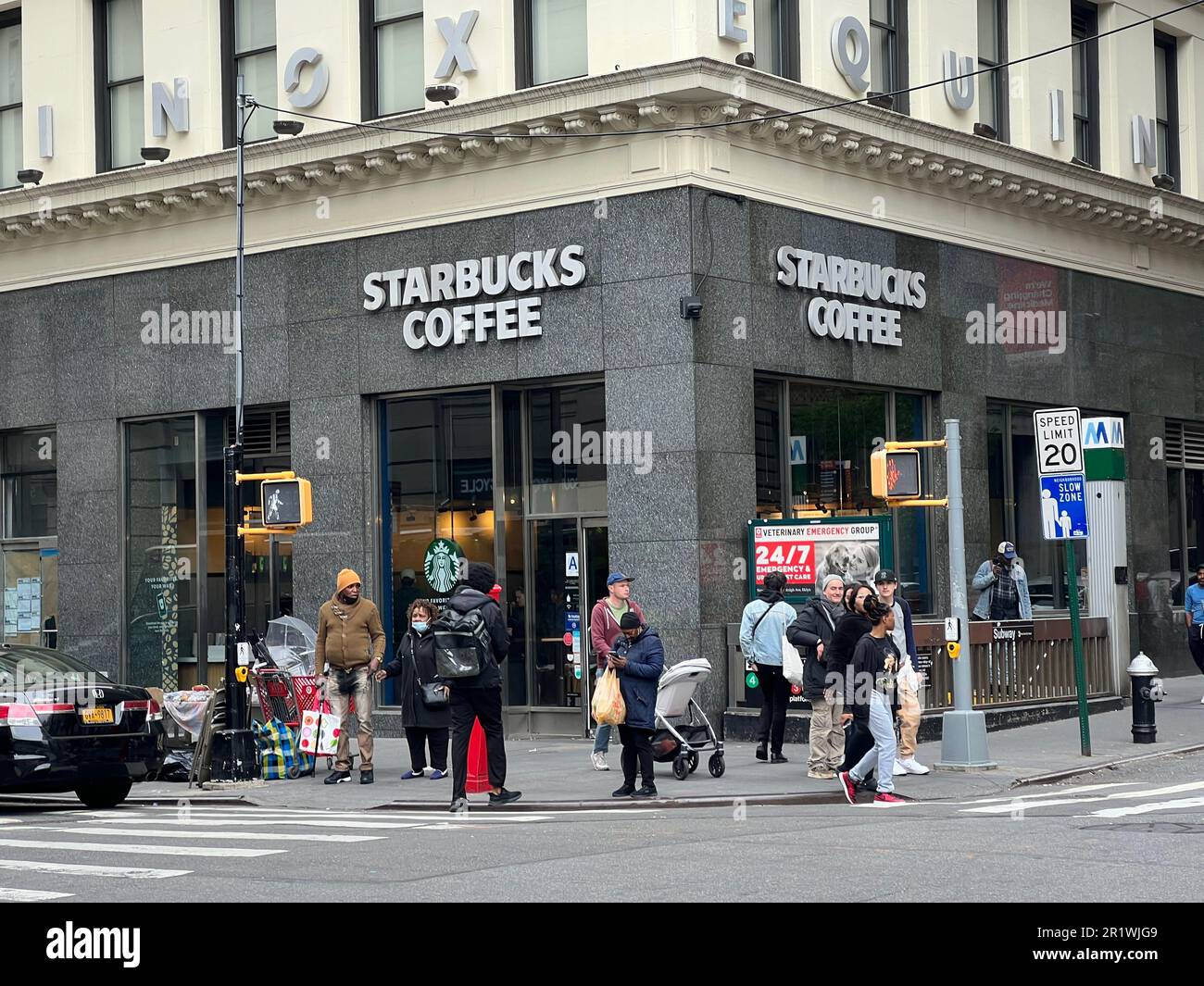 Ci sono letteralmente quasi 300 punti Starbucks a New York City come questo su Court Street nel centro di Brooklyn. Foto Stock