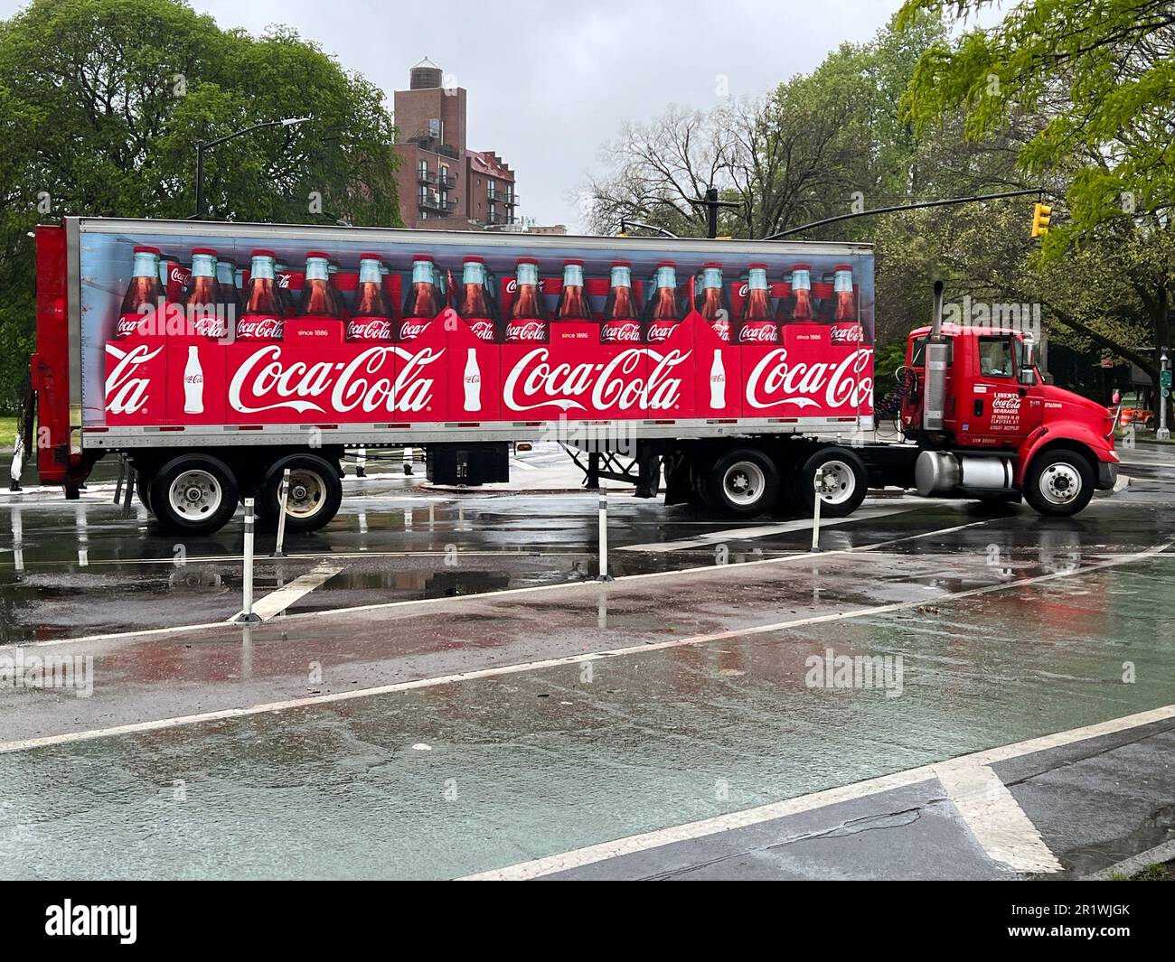 Camion di consegna Coca Cola con il suo logo noto a livello internazionale. Foto Stock