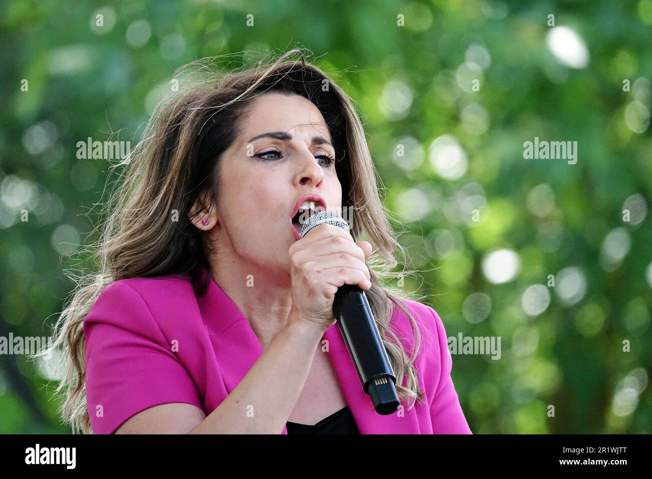 Diyarbakir, Turchia. 13th maggio, 2023. Basak Demirtas è visto parlare al raduno di Diyarbakir del Partito della sinistra Verde. Basak Demirtas, la moglie di Selahattin Demirtas, l'ex co-leader del Partito democratico popolare (HDP), che è stato tenuto in prigione in Turchia per 7 anni, ha tenuto un discorso anche partecipando a un raduno organizzato dal Partito della sinistra verde (YSP) a Diyarbakir. Credit: SOPA Images Limited/Alamy Live News Foto Stock