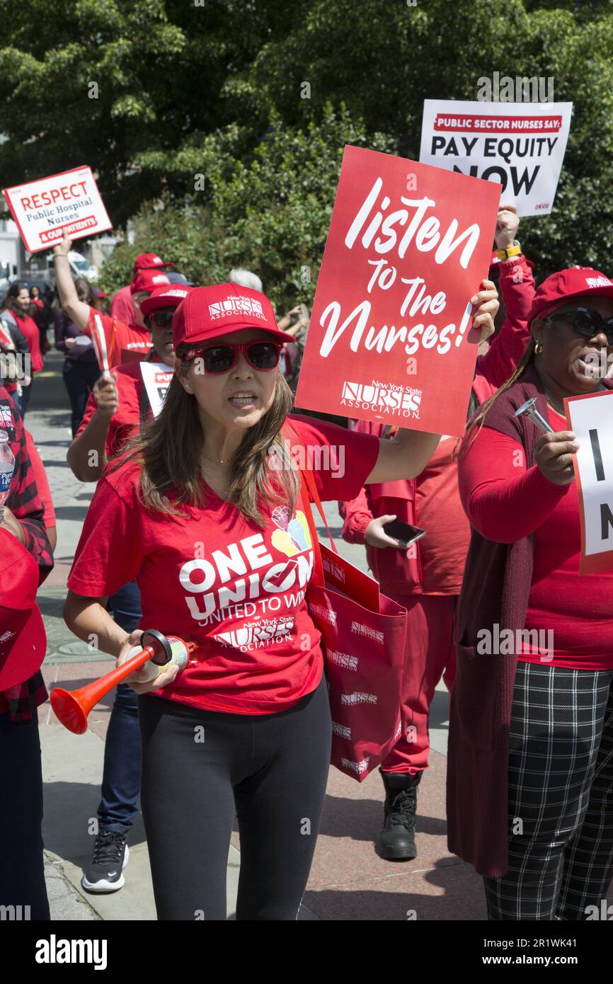 Mercoledì 10th maggio 2023 NYSNA (NY state Nurses Associo. I membri) che lavorano per gli ospedali pubblici di New York e le agenzie Mayoral hanno tenuto un raduno a Foley Square per suonare l’allarme sulla crisi di un livello di personale insufficiente e di un alto turnover che minaccia l’assistenza ai pazienti vulnerabili che dipendono dal sistema sanitario pubblico della nostra città. Gli infermieri chiedono equità salariale per quanto riguarda la sanità e la giustizia razziale. Foto Stock