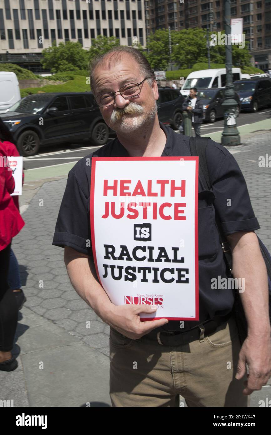 Mercoledì 10th maggio 2023 NYSNA (NY state Nurses Associo. I membri) che lavorano per gli ospedali pubblici di New York e le agenzie Mayoral hanno tenuto un raduno a Foley Square per suonare l’allarme sulla crisi di un livello di personale insufficiente e di un alto turnover che minaccia l’assistenza ai pazienti vulnerabili che dipendono dal sistema sanitario pubblico della nostra città. Gli infermieri chiedono equità salariale per quanto riguarda la sanità e la giustizia razziale. Foto Stock