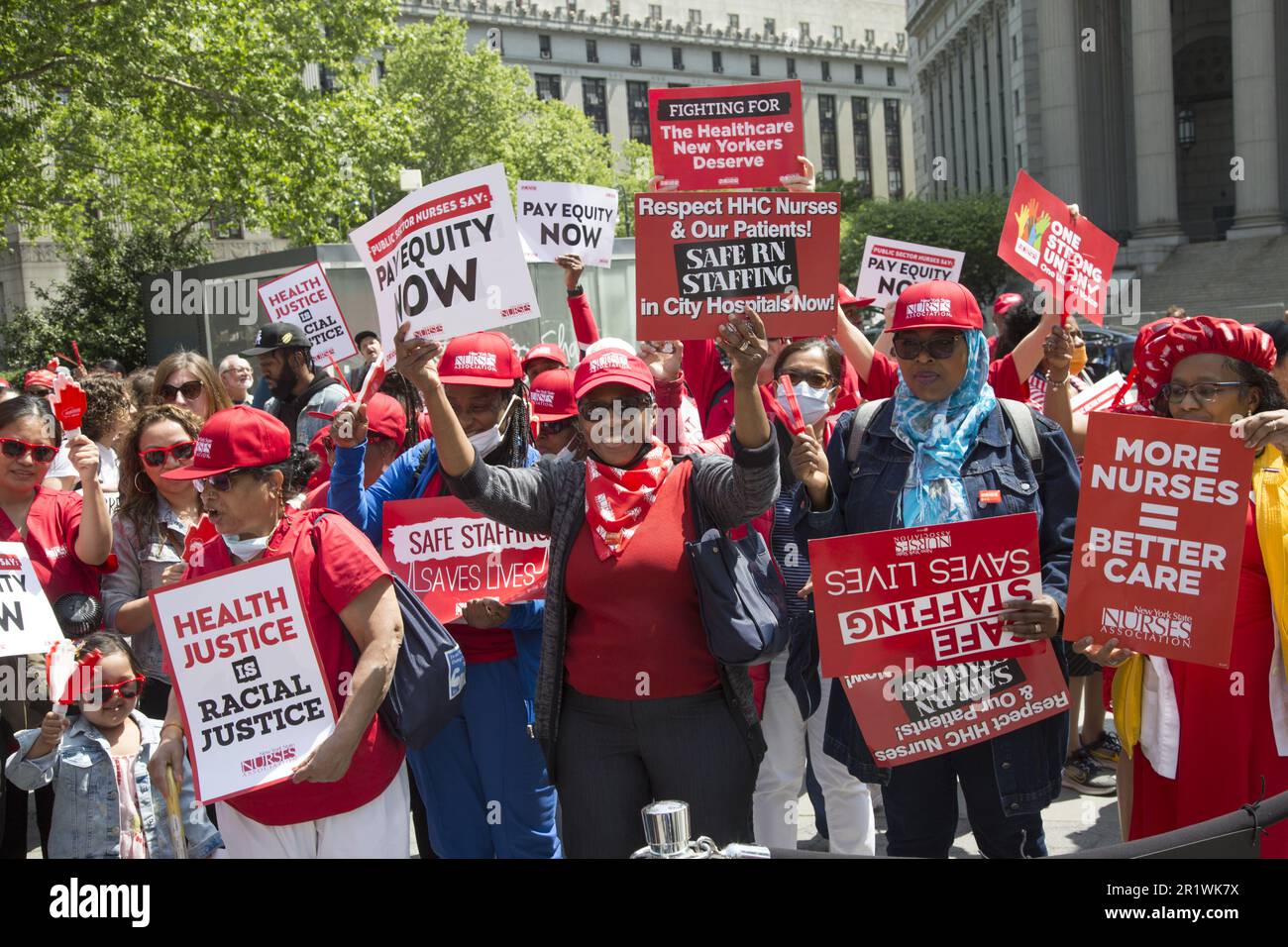 Mercoledì 10th maggio 2023 NYSNA (NY state Nurses Associo. I membri) che lavorano per gli ospedali pubblici di New York e le agenzie Mayoral hanno tenuto un raduno a Foley Square per suonare l’allarme sulla crisi di un livello di personale insufficiente e di un alto turnover che minaccia l’assistenza ai pazienti vulnerabili che dipendono dal sistema sanitario pubblico della nostra città. Gli infermieri chiedono equità salariale per quanto riguarda la sanità e la giustizia razziale. Foto Stock