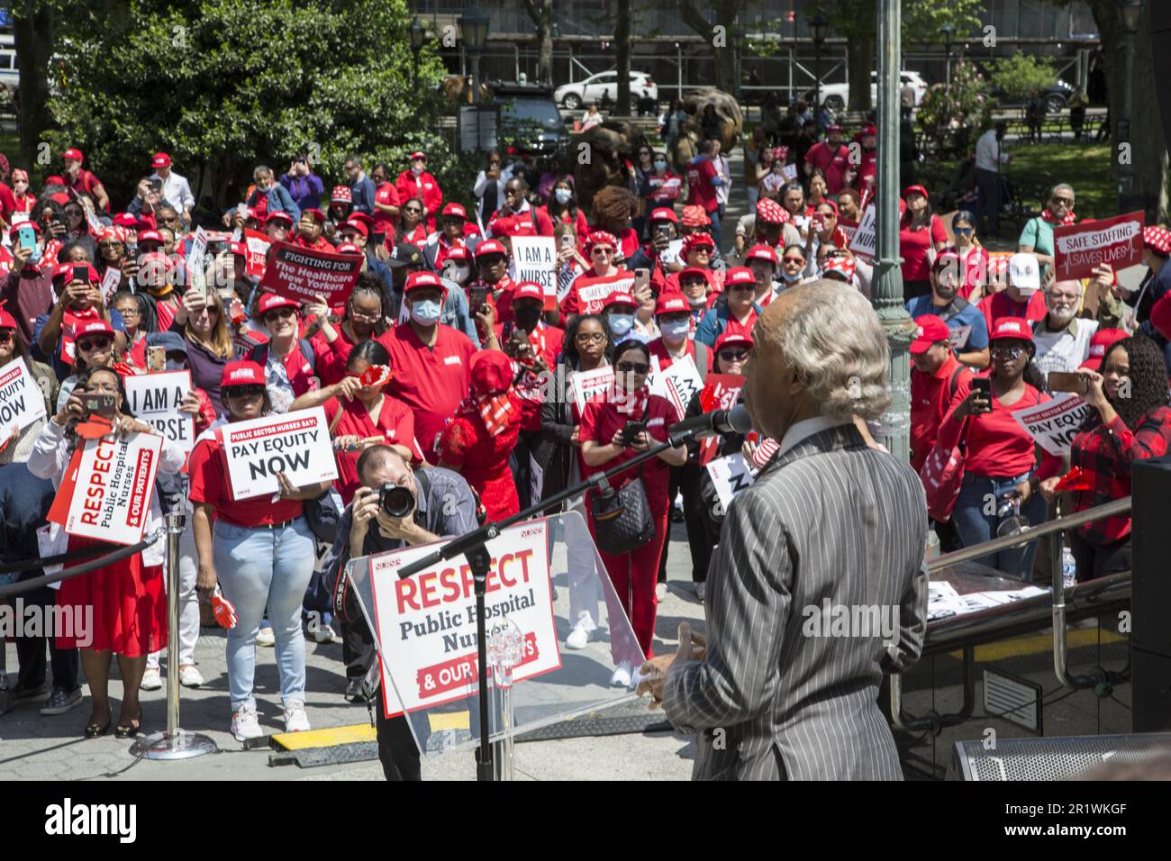 Mercoledì 10th maggio 2023 NYSNA (NY state Nurses Associo. I membri) che lavorano per gli ospedali pubblici di New York e le agenzie Mayoral hanno tenuto un raduno a Foley Square per suonare l’allarme sulla crisi di un livello di personale insufficiente e di un alto turnover che minaccia l’assistenza ai pazienti vulnerabili che dipendono dal sistema sanitario pubblico della nostra città. Gli infermieri chiedono equità salariale per quanto riguarda la sanità e la giustizia razziale. Il Rev. Al Sharpton parla a sostegno delle richieste degli infermieri. Foto Stock