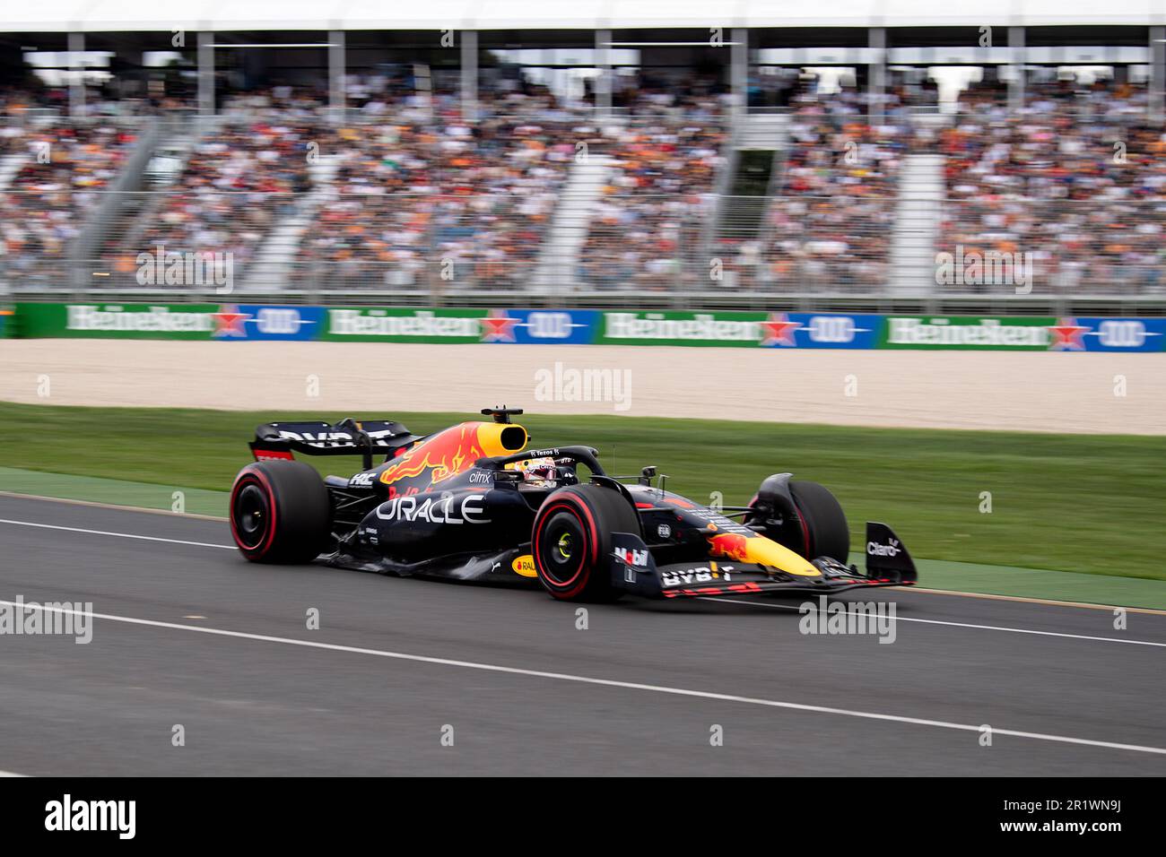 Melbourne, Australia, 9 aprile 2022. Max Verstappen (1) dei Paesi Bassi e Oracle Red Bull Racing durante il Gran Premio d'Australia di Formula uno all'Albert Park il 09 aprile 2022 a Melbourne, Australia. Credit: Steven Markham/Speed Media/Alamy Live News Foto Stock