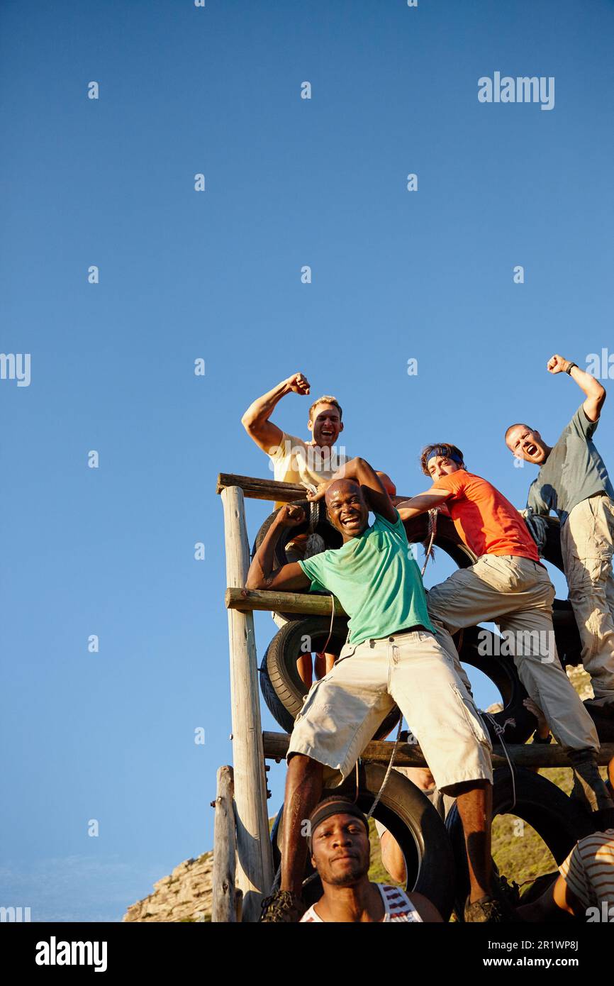 Siamo sopravvissuti. Ritratto di un gruppo di uomini felici di essere sopravvissuti al bootcamp. Foto Stock